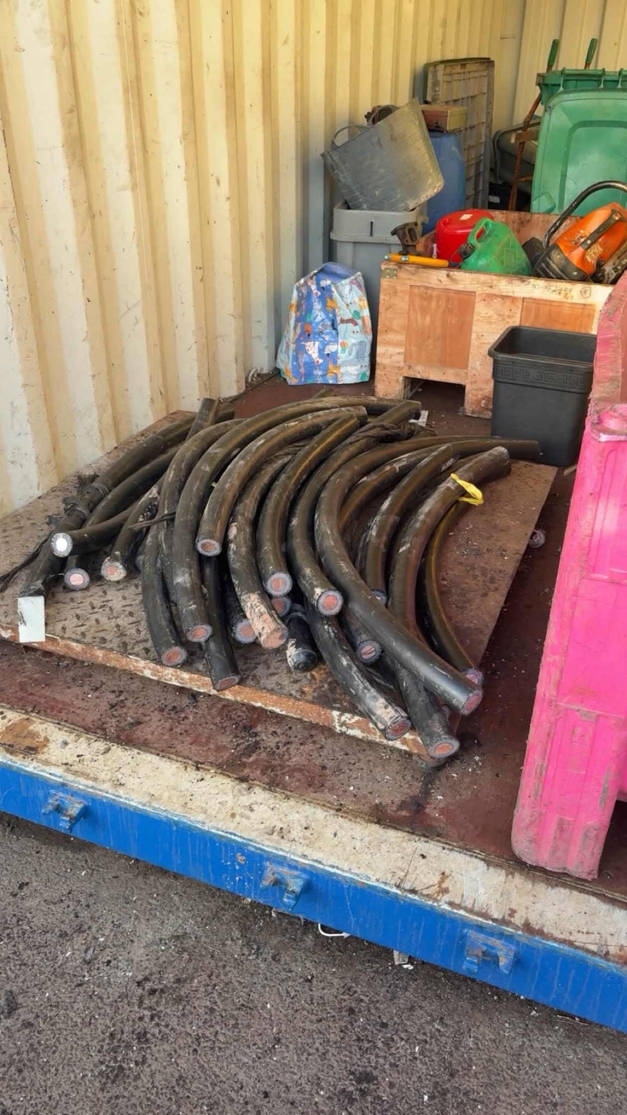 Heavy insulated copper cable
