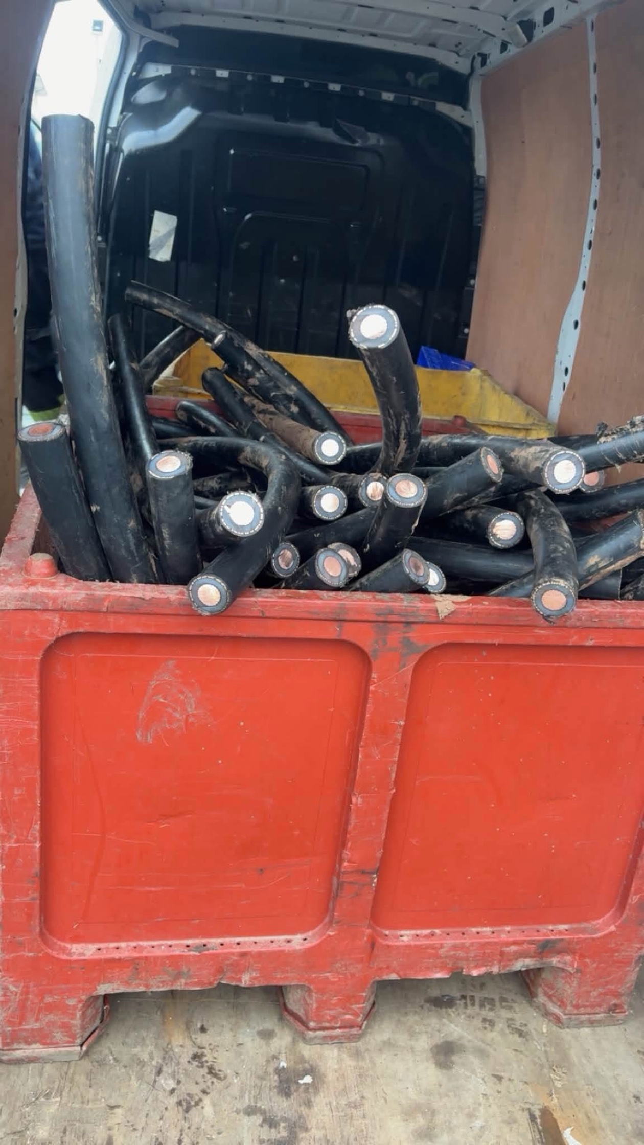 Heavy insulated copper cable